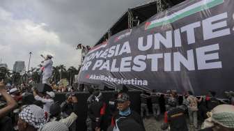 Massa memadati kawasan Monumen Nasional (Monas) dan kedutaan Amerika Serikat saat digelarnya Aksi Bela Palestina di Jakarta, Minggu (17/12/2017) [Suara.com/Kurniawan Mas'ud]