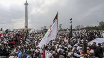 Massa memadati kawasan Monumen Nasional (Monas) dan kedutaan Amerika Serikat saat digelarnya Aksi Bela Palestina di Jakarta, Minggu (17/12/2017) [Suara.com/Kurniawan Mas'ud]