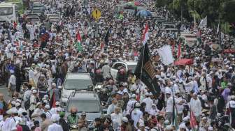 Massa memadati kawasan Monumen Nasional (Monas) dan kedutaan Amerika Serikat saat digelarnya Aksi Bela Palestina di Jakarta, Minggu (17/12/2017) [Suara.com/Kurniawan Mas'ud]