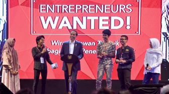 Fatimah Afranolema, Bisnis Gadis Ini Memikat Presiden Jokowi