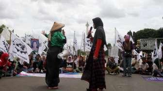 Sejumlah elemen buruh melakukan aksi memperingati Hari Buruh Migran Internasional di depan Istana, Jakarta, Senin (18/12).