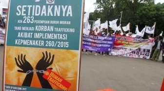 Sejumlah elemen buruh melakukan aksi memperingati Hari Buruh Migran Internasional di depan Istana, Jakarta, Senin (18/12).