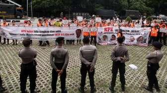 Komando Aksi Mahasiswa dan Pemuda Anti Korupsi (KOMANDO) berunjuk rasa di depan Gedung KPK, Jakarta, Senin (18/12).