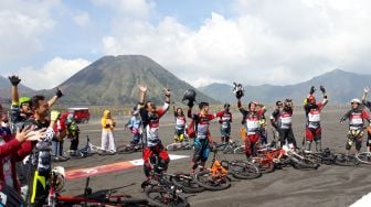 Aksi JournalistMTB Jelajah Bromo di Trek Dingklik-Tutur Welang