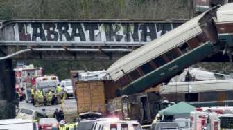 Kereta Amtrak Keluar Rel Masuk Jalan Raya, Tewaskan Enam Orang