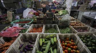 Pedagang sembako di Pasar Patra, Tanjung Duren, Jakarta, Selasa (19/12). 