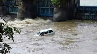 Salah Masukkan Gigi, Mobil Kecebur dan Hilang Ditelan Arus Sungai