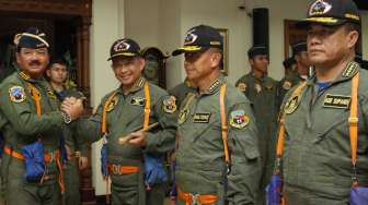 Acara Penyematan Brevet/wing Penerbang Kehormatan TNI AU di Bandara Halim Perdana Kusuma, Jakarta, Rabu (20/12).