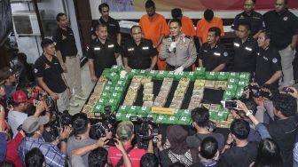 Direktorat Tindak Pidana (DitTipid) Narkoba, Bareskrim Polri merilis tiga tersangka dengan menyita 100 kilogram sabu di Belawan, Medan pada (12/12) lalu, di Jakarta, Kamis (21/12). 