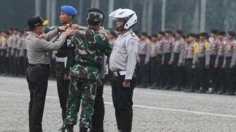 Apel Pasukan Operasi Lilin-2017 di Monumen Nasional (Monas), Jakarta, Kamis (21/12).