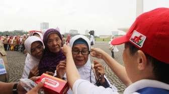 Para lansia mendapat 500 kacamata baca gratis di Monas, Jakarta, Kamis (21/12).