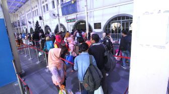 Suasana Stasiun Pasar Senen, Jakarta, Jumat (22/12).