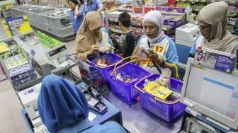 Sejumlah ibu-ibu rumah tangga mengikuti lomba berbelanja makanan bernutrisi lengkap di salah satu pasar swalayan di kawasan Pejaten Village, Jakarta, Jumat (22/12).