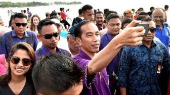 Susuri Pantai Kuta, Jokowi: Bali Aman, Silakan Berlibur ke Bali