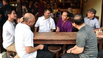 Malam Jumat, Jokowi Seruput Kopi "Aming" Pontianak