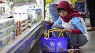 Sejumlah ibu-ibu rumah tangga mengikuti lomba berbelanja makanan bernutrisi lengkap di salah satu pasar swalayan di kawasan Pejaten Village, Jakarta, Jumat (22/12).