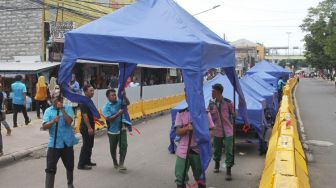 Sejumlah pedagang kaki lima (PKL) menempati tenda untuk berdagang di kawasan Tanah Abang, Jakarta, Jumat (22/12).