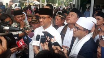 Libur Tahun Baru, Anies Temui Nenek Berusia Seabad Lebih