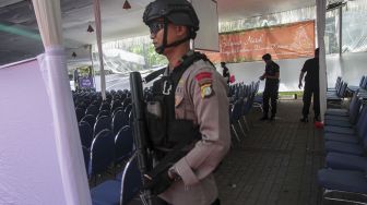 Personel Gegana dan anjing pelajak Mabes Polri melakukan penyisiran dalam operasi sterilisasi Gereja Katedral, di Jakarta, Minggu (24/12/2017).