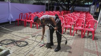 Personel Gegana dan anjing pelajak Mabes Polri melakukan penyisiran dalam operasi sterilisasi Gereja Katedral, di Jakarta, Minggu (24/12/2017).