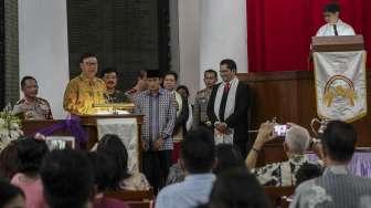 Mendagri Tjahjo Kumolo saat berbicara di depan umat Kristiani yang mengikuti Misa Natal di Gereja Protestan Indonesia Barat (GPIB) Immanuel Jakarta, Minggu (24/12/2017) malam. [Suara.com/Kurniawan Mas'ud]