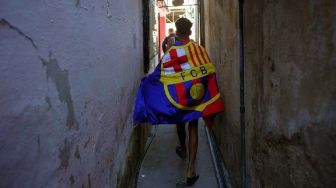 Seorang anak bergegas ke lokasi nonton bareng el Clasico [AFP]
