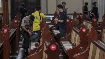 Personel Gegana dan anjing pelajak Mabes Polri melakukan penyisiran dalam operasi sterilisasi Gereja Katedral, di Jakarta, Minggu (24/12/2017).