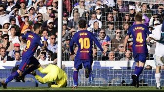 Pemain Barcelona Luis Suarez (kiri) membuka kemenangan Barcelona di el Clasico jilid satu musim 2017/18 yang berlangsung di Santiago Bernabeu, Sabtu (23/12/2017). Dalam laga itu Barcelona menang telak 0-3 [AFP]