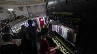 Salah satu suasana saat umat Kristiani mengikuti Misa Natal di Gereja Protestan Indonesia Barat (GPIB) Immanuel Jakarta, Minggu (24/12/2017) malam. [Suara.com/Kurniawan Mas'ud]