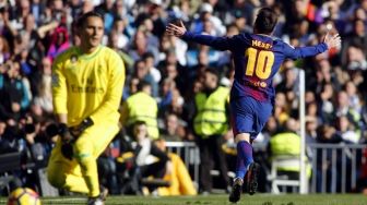 Pemain Barcelona Lionel Messi menjebol gawang Keylor Navas lewat titik penalti [AFP]