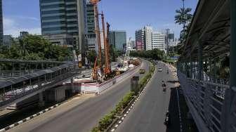 Suasana lengang di ruas jalan protokol di Jalan Rasuna Said, Kuningan, Jakarta, Senin (25/12).