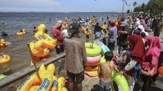 Warga memadati kawasan wisata Pantai Ancol, Jakarta, Senin (25/12).