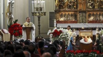 Umat Kristiani mengikuti misa Natal di Gereja Katedral, Jakarta, Senin (25/12).