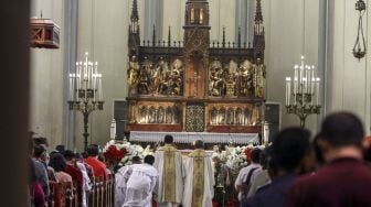 Umat Kristiani mengikuti misa Natal di Gereja Katedral, Jakarta, Senin (25/12).