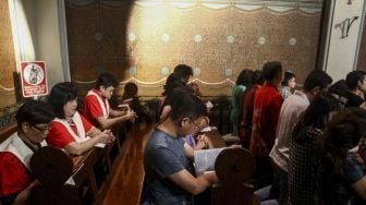 Umat Kristiani mengikuti misa Natal di Gereja Katedral, Jakarta, Senin (25/12).