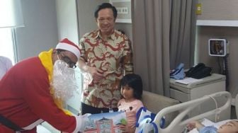 Sebarkan Kebahagiaan Natal, Santa Claus Kunjungi Pasien di Rumah Sakit Ini