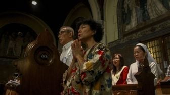 Umat Kristiani mengikuti misa Natal di Gereja Katedral, Jakarta, Senin (25/12).