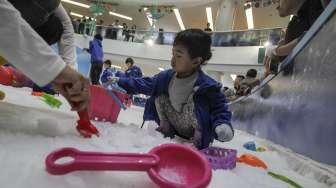 Sejumlah anak tampak bermain salju buatan dan ditemani oleh Sinterklas di salah satu mal di Jakarta, Minggu (24/12/2017). [Suara.com/Kurniawan Mas'ud]