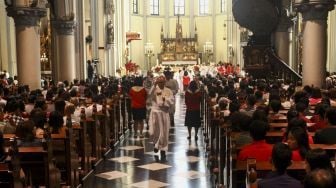 Umat Kristiani mengikuti misa Natal di Gereja Katedral, Jakarta, Senin (25/12).