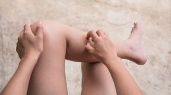 Sindrom Ini Bikin Perempuan Ini Merasa Ada Banyak Lebah di Kaki