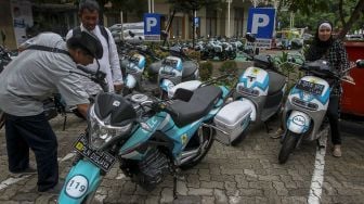 Puluhan motor listrik yang disiapkan oleh PT PLN Distribusi Jakarta Raya (Disjaya) sebagai kendaraan operasional tampak terparkir  di Jakarta, Selasa (26/12/2017). [Suara.com/Kurniawan Mas'ud]