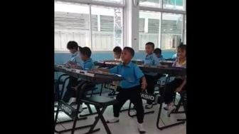 Cara Joget Bocah Ini saat Latihan Lagu Natal Bikin Ngakak