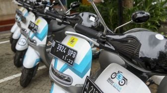 Puluhan sepeda motor listrik yang disiapkan oleh PT PLN Distribusi Jakarta Raya sebagai kendaraan operasional tampak terparkir  di Jakarta, Selasa (26/12/2017). [Suara.com/Kurniawan Mas'ud]