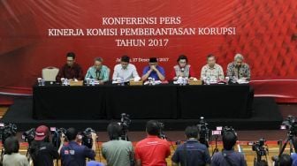 Para pimpinan KPK saat menggelar konferensi pers terkait kinerja Komisi Pemberantasan Korupsi tahun 2017, di Gedung KPK, Jakarta, Rabu (27/12/2017). [Suara.com/Oke Atmaja]