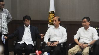 Menteri ESDM Ignasius Jonan dan Wamen ESDM Archandra Tahar saat menggelar konferensi pers tentang tarif listrik bersama pihak PT PLN, di Gedung Kementerian ESDM, Jakarta, Rabu (27/12/2017). [Suara.com/Oke Atmaja]