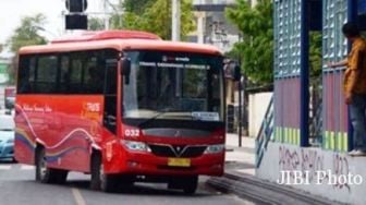 Tegur Orang yang Parkir di Halte Bus, Petugas BRT Ditodong Pistol