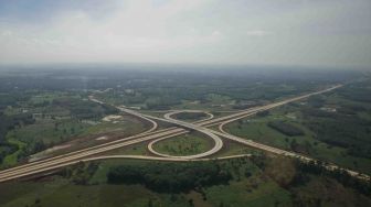 Suasana simpang susun Terbanggi Besar di pembangunan jalan Tol Bakauheni-Terbanggi Besar di Lampung Tengah, Lampung, Kamis (28/12).