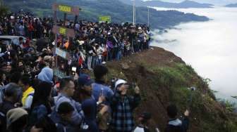 Wisatawan menikmati puncak kampung Lolai, Toraja Utara, Sulawesi Selatan, Kamis (28/12).