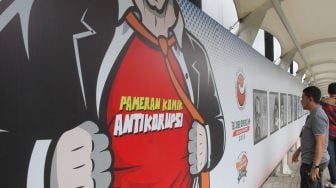 Pameran Komik Antikorupsi yang dipajang di kawasan Gedung KPK, Jakarta, Kamis (28/12).