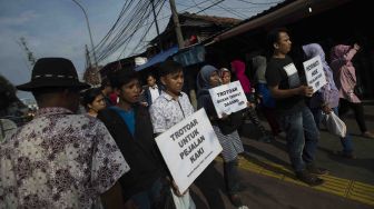 Koalisi Pejalan Kaki melakukan aksi Tamasya Trotoar Tanah Abang Jalan Jatibaru Raya, Jakarta, Jumat (29/12).